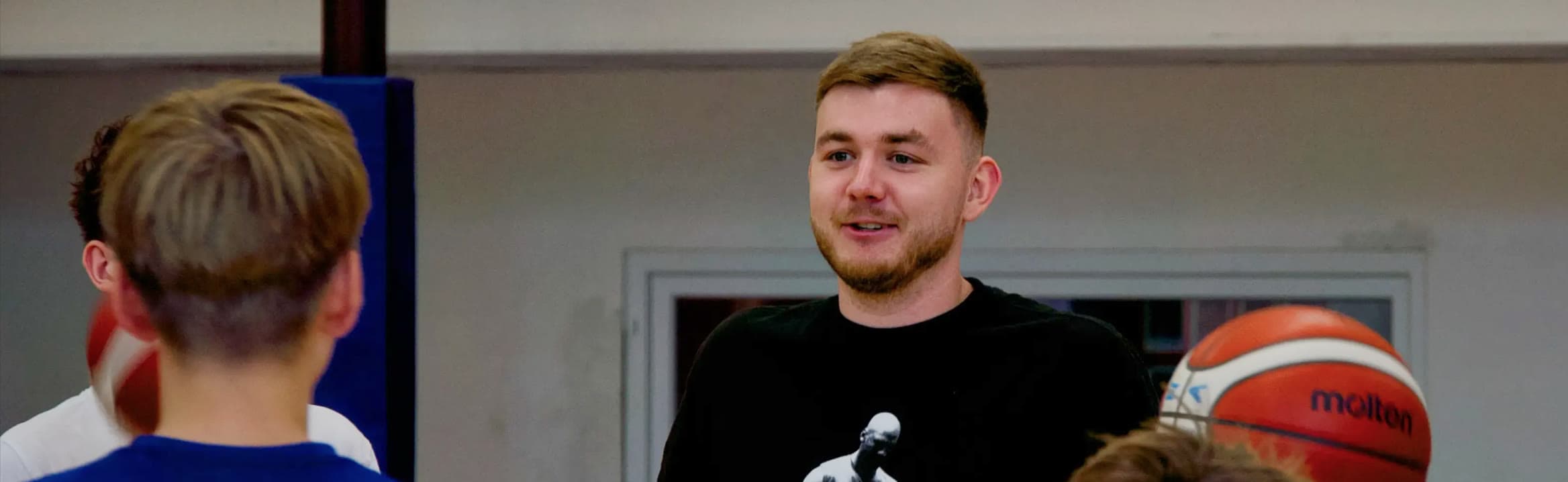 Usměvavý Ondra s basketbalovým míčem při tréninku