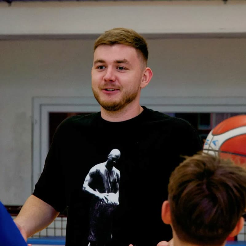 Usměvavý Ondra s basketbalovým míčem při tréninku