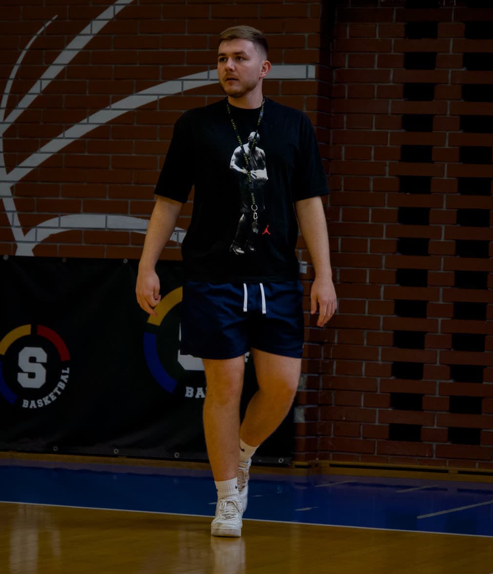 Ondřej Zajíček, basketbalový trenér, na palubovce v hale