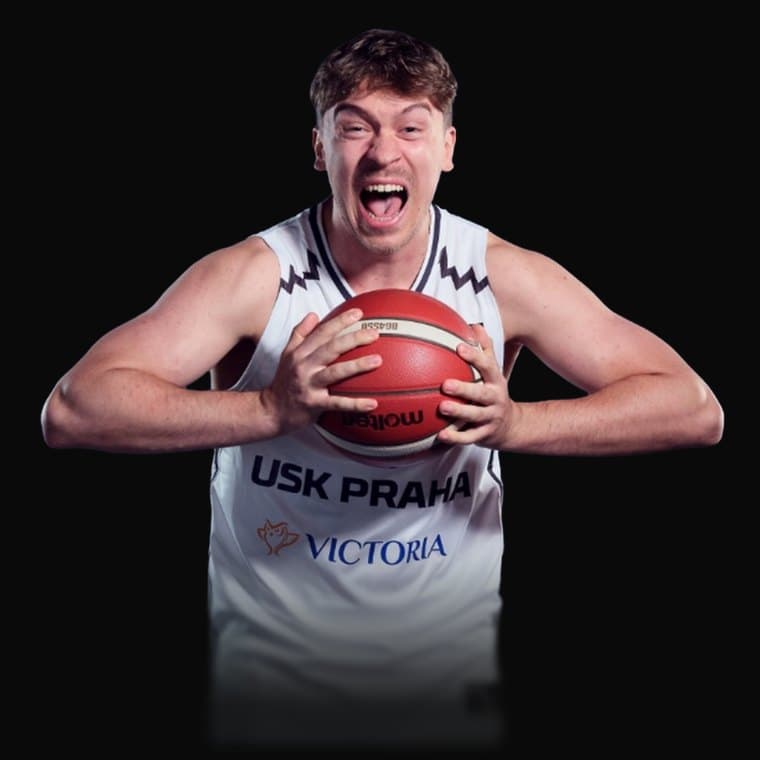 Basketbalista Matěj Šafařík v dresu USK Praha s míčem